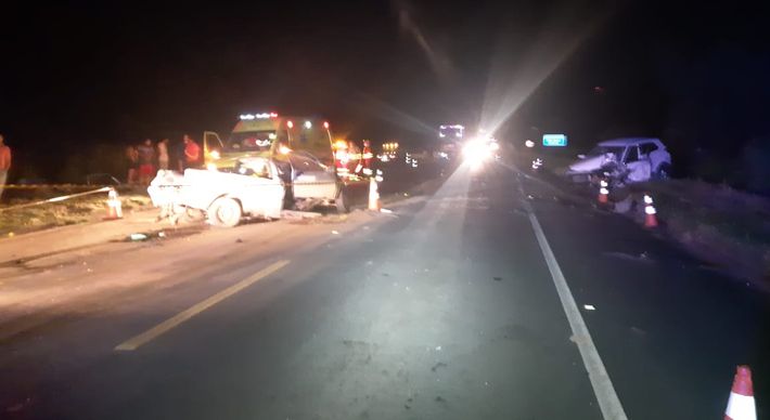 De acordo com a PRF, os dois carros bateram de frente. O motorista da caminhonete morreu no local. O condutor do outro veículo foi socorrido e levado para o hospital com ferimentos leves