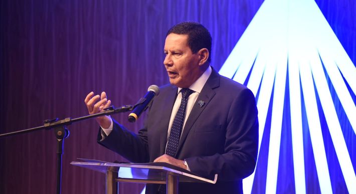 No Vitória Summit, evento da Rede Gazeta, o vice-presidente Hamilton Mourão defendeu a agenda de reformas e a PEC para reduzir salários de servidores. Setor produtivo pede que discurso vire realidade