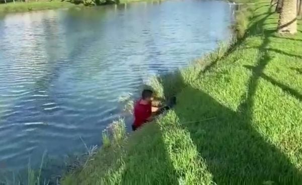 Jovem se arrisca e pula em lagoa para salvar cão de afogamento em Linhares