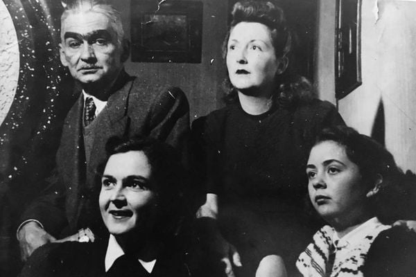 Monteiro Lobato ao lado da família, em foto de data desconhecida