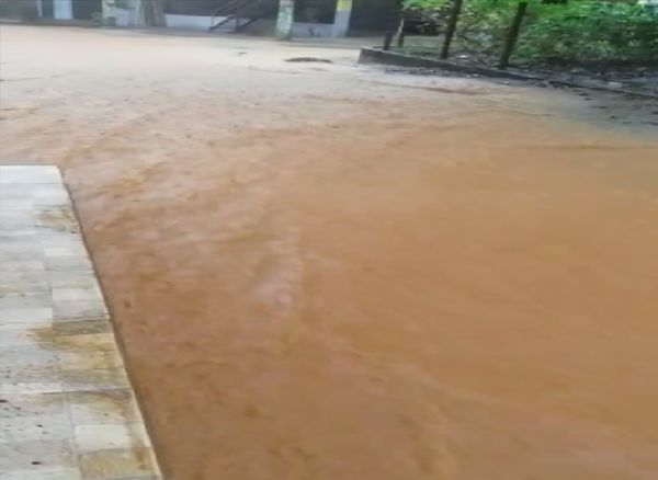 Ruas de Soturno, em Cachoeiro, ficaram alagadas