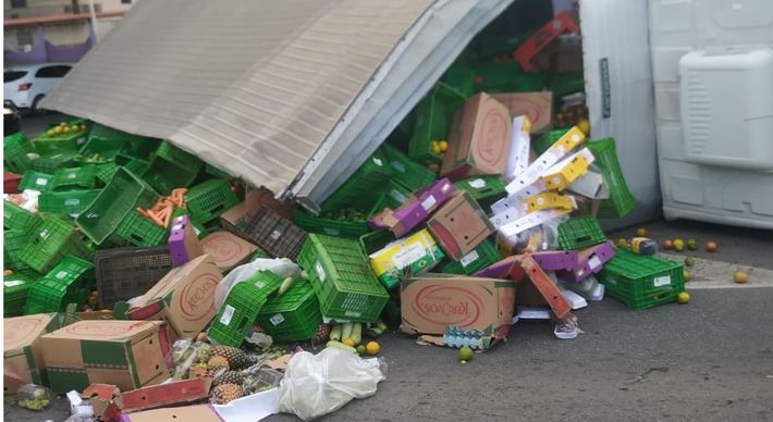 A carga de frutas e verduras ficou espalhada na pista. A PRF informou que o acidente causou 'interdição parcial' embaixo do viaduto, mas o trânsito foi normalizado por volta das 22h