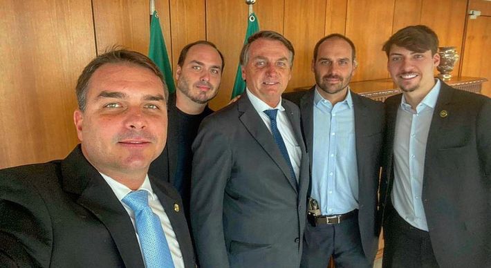Na imagem, é possível ver a arma de fogo na cintura do parlamentar, que era escrivão da Polícia Federal e é defensor da flexibilização da posse e porte de armas