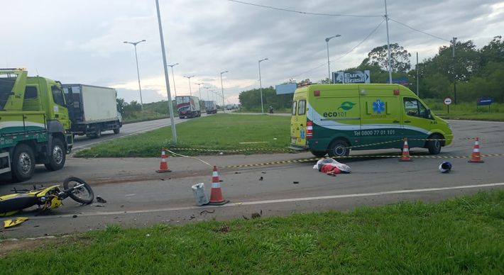 A mulher que estava de carona na moto ficou gravemente ferida e foi encaminhada ao Hospital São Lucas, em Vitória