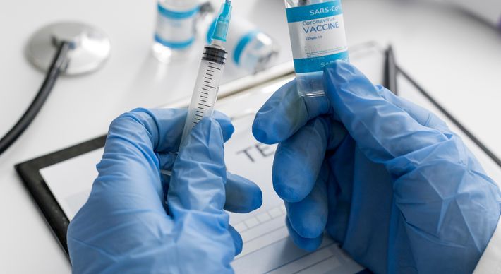 Lacunas na logística de imunização do país são incompatíveis com a gravidade do momento e vão além de celeuma com a Pfizer. Incluem até mesmo a compra de insumos básicos, como agulhas e seringas