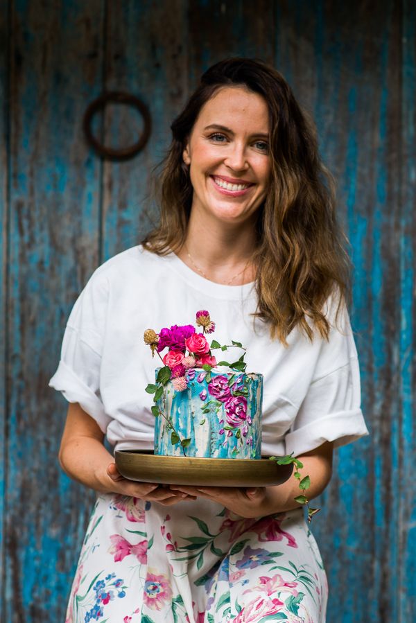 A confeiteira Thaís Góis lançou um curso on-line de decoração de bolos com chantininho