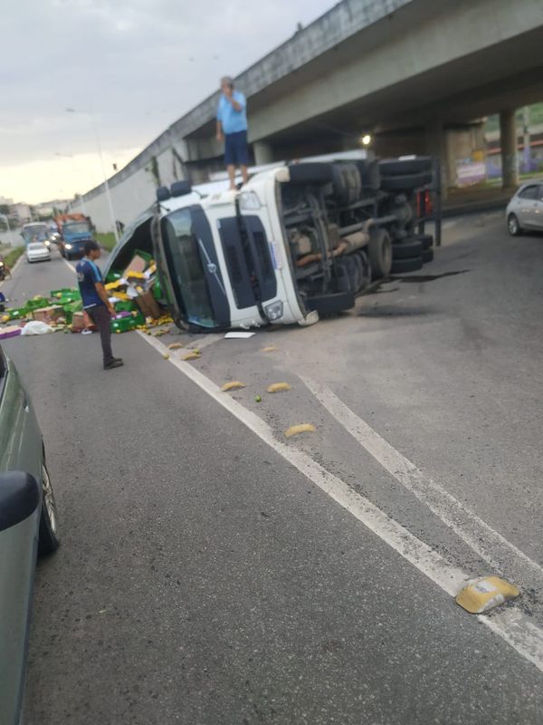 Caminhão tombado em Cariacica