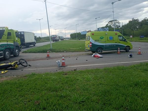 Motociclista morreu após bater em caminhão na BR 101, na Serra; mulher ficou gravemente ferida