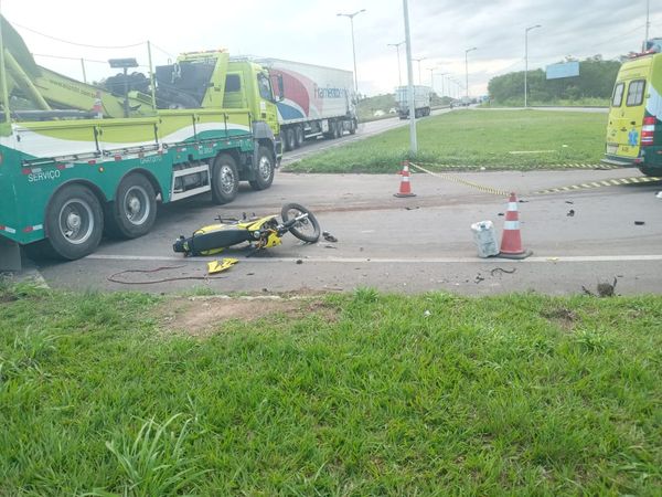 Motociclista morreu após bater em caminhão na BR 101, na Serra; mulher ficou gravemente ferida
