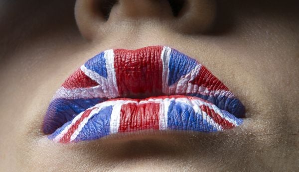 Mulher com boca pintada nas cores da bandeira da Inglaterra