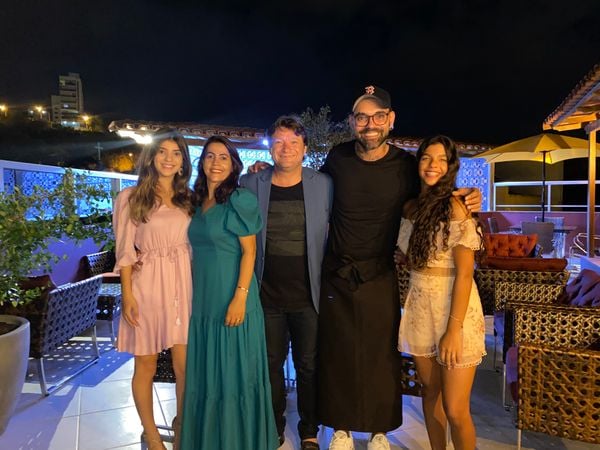 Noite de alta gastronomia em Colatina: os anfitriões Beatrice, Márcia, Ernesto e Ana Leticia Regattieri acompanhados do chef Thiago Chiericatti, que assina o novo menu do Vino Vinhos.