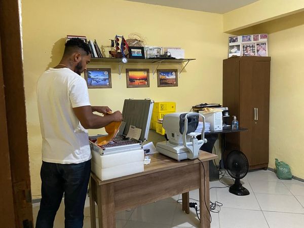 Três pessoas foram presas após a observação de vários aparelhos oftalmológicos e a existência de um optometrista no local, que realizava, ilegalmente, consultas oftalmológicas por Divulgação | Polícia Civil