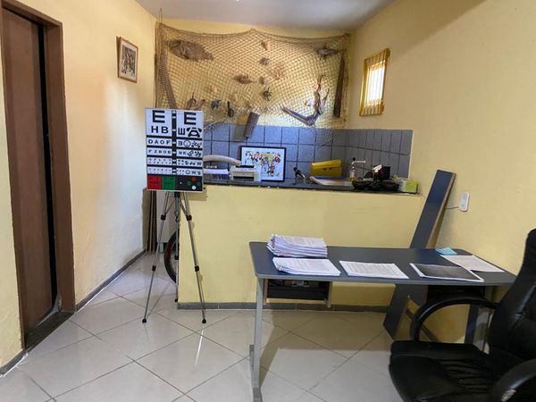 Três pessoas foram presas após a observação de vários aparelhos oftalmológicos e a existência de um optometrista no local, que realizava, ilegalmente, consultas oftalmológicas por Divulgação | Polícia Civil