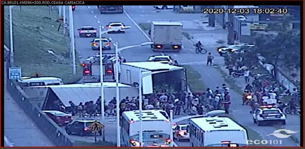 Veículo faz transbordo de carga perto do viaduto, em Cariacica