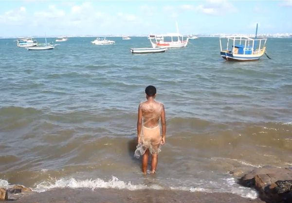 Vix Estórias Capixabas: imagem do vídeo "Mergulho; como rede, 2018", de Castiel Vitorino Brasileiro por Castiel Vitorino Brasileiro/Maes