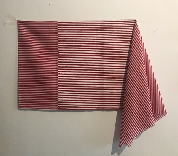 Vix Estórias Capixabas: obra "Com - contra- de - desde (pano vermelho), 2011", de Cinthia Marcelle por Cinthia Marcelle/Maes