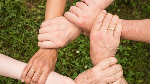 O voluntariado é um dos pilares do associativismo, sendo um elemento fundamental para o funcionamento e a eficácia das entidades empresariais