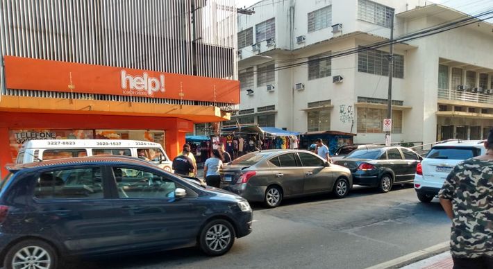 O acidente aconteceu por volta das 16h, na Avenida Jerônimo Monteiro, nas proximidades do cruzamento da Rua Dr. Enrico Aguiar; o trânsito apresenta retenção no local