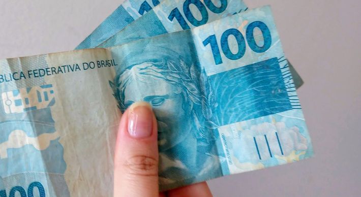 Além do adiantamento de pagamentos e nova rodada de saques do Fundo de Garantia, governo prepara expansão do Bolsa Família. Medidas em estudo buscam minimizar o fim do auxílio emergencial e dar fôlego à economia com alta da pandemia