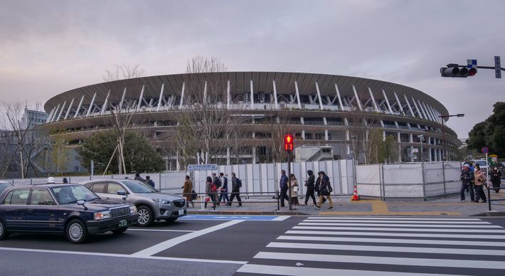 O custo extra é explicado pelos gastos gerados pelo adiamento do evento olímpico e pelo investimento necessário para garantir todas as medidas de saúde exigidas