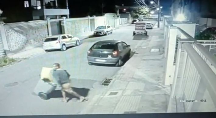 Toda a ação do bandido foi flagrada por câmeras de segurança do edifício; ele chegou a sair do condomínio, em Vitória, com a lixeira carregada de objetos furtados