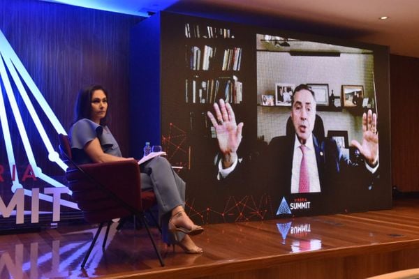 A apresentadora Daniela Abreu mediou a palestra com o presidente do TSE Luis Roberto Barroso