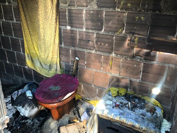 O fogo se espalhou nos cômodos da casa, queimando objetos e eletrodomésticos por Maíra Brito