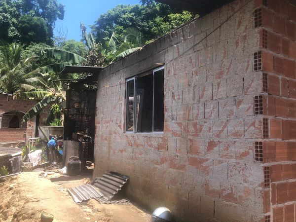 O fogo se espalhou nos cômodos da casa, queimando objetos e eletrodomésticos por Maíra Brito