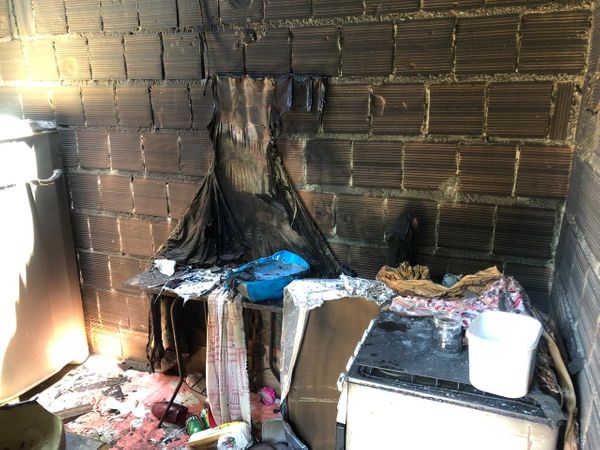 O fogo se espalhou nos cômodos da casa, queimando objetos e eletrodomésticos por Maíra Brito