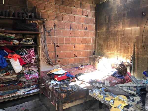 O fogo se espalhou nos cômodos da casa, queimando objetos e eletrodomésticos por Maíra Brito