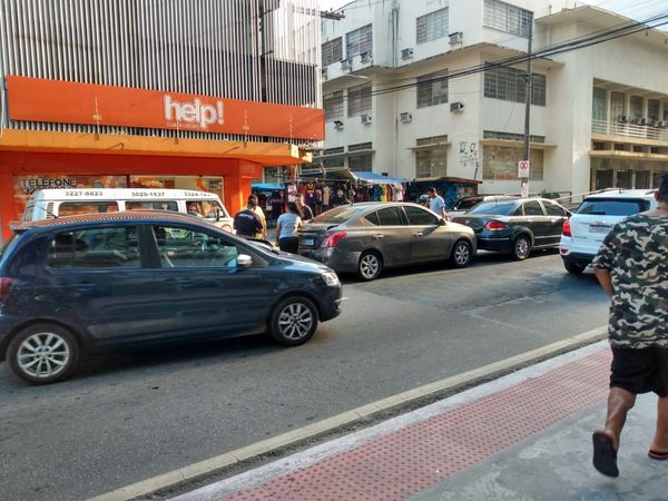 Colisão entre três veículos na Avenida Jerônimo Monteiro, no Centro