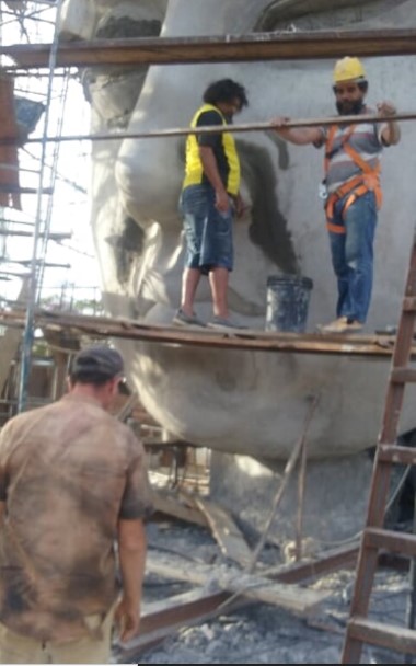 Genésio Gomes de Moura (de amarelo) trabalhando na construção do Buda de Ibiraçu