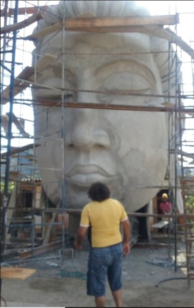 Genésio Gomes de Moura, trabalhando na criação do Buda de Ibiraçu