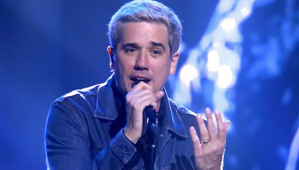 O cantor Rogério Flausino  em vídeo de apresentação da canção 