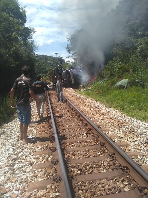 Ônibus caiu sobre a Estrada de Ferro Vitória a Minas, na BR 381, em João Monlevade (MG), nesta sexta (4)