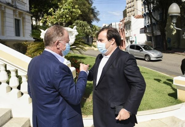 Presidente da Câmara dos Deputados (DEM), Rodrigo Maia cumprimenta o governador Renato Casagrande (PSB) no Palácio Anchieta por Vitor Jubini