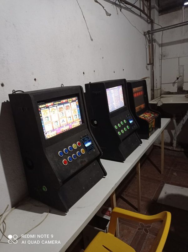 Três máquinas caça-níqueis foram apreendidas