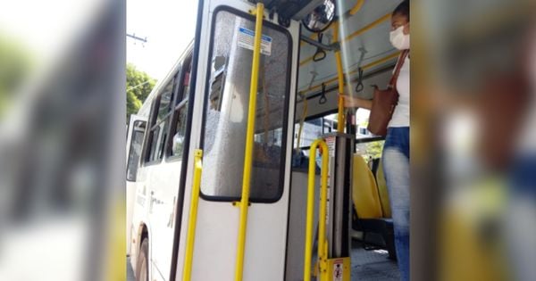 Vendedor quebrou o vidro da porta do ônibus após se irritar com passageiros na Avenida Vitória, na Capital
