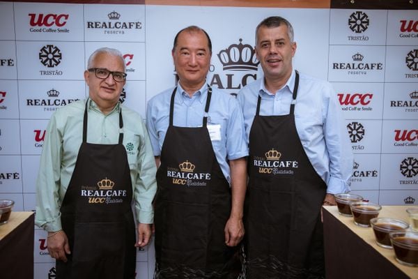 Wagner Wakayama (no meio), da UCC Japão, também é um dos palestrantes do evento. O especialista vai discutir sobre o café especial ser ou não uma nova commodity