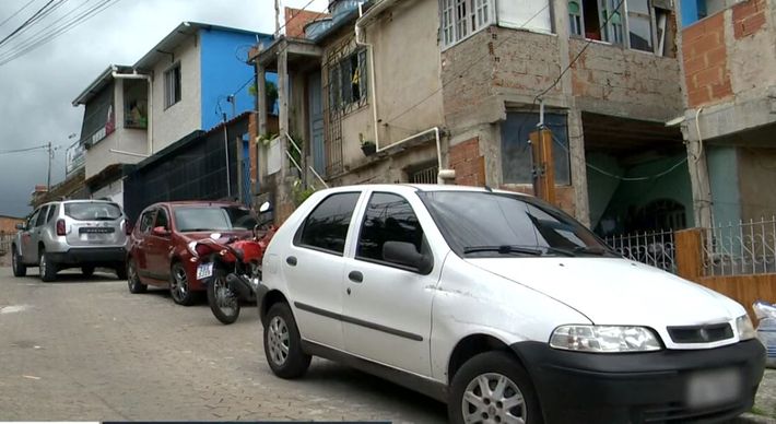 Homem morreu e outras três pessoas foram atingidas. Tiroteio que aconteceu por volta das 19h30. Um jovem, de 19 anos, foi preso