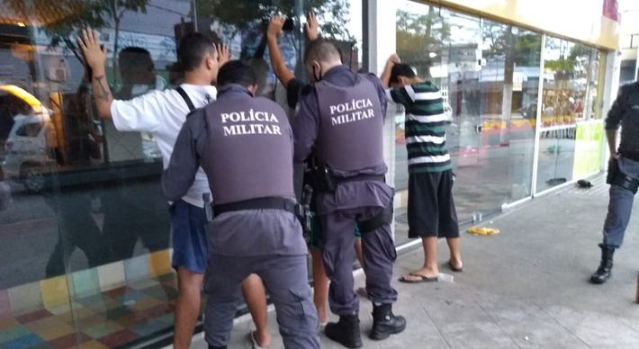 Quatro bares foram notificados por funcionamento fora do horário permitido, na Praia do Canto. Também foi feita a apreensão de três caixas de som com música alta em via pública, em Jardim da Penha