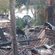 Imagem - Casa de madeira fica destruída após incêndio em Sooretama