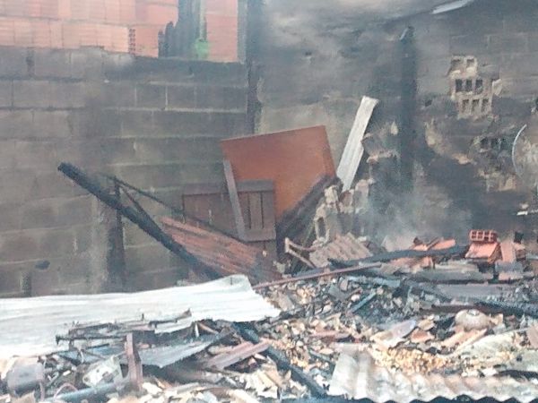 Incêndio em casa de madeira