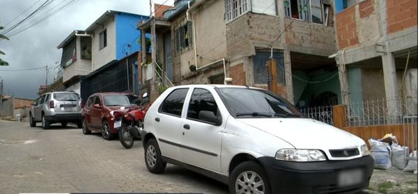 Na hora do tiroteio, Fernando mexia no carro dele, um Fiat Palio branco, na porta de sua casa no bairro Santa Cecília, em Cariacica