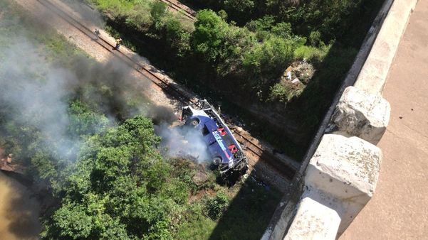Ônibus caiu sobre a Estrada de Ferro Vitória a Minas em João Monlevade (MG)