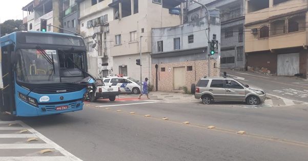 Perseguição policial termina em acidente no Centro de Vitória