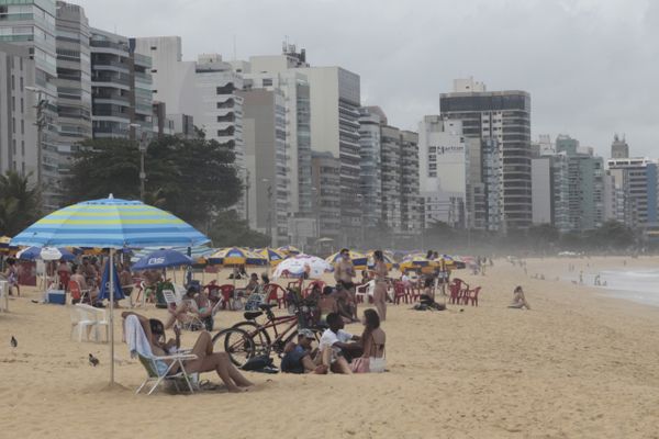 Praia da Costa, em Vila Velha, no dia em que ES atinge a marca de 4.385 óbitos pelo novo coronavírus por Carlos Alberto Silva