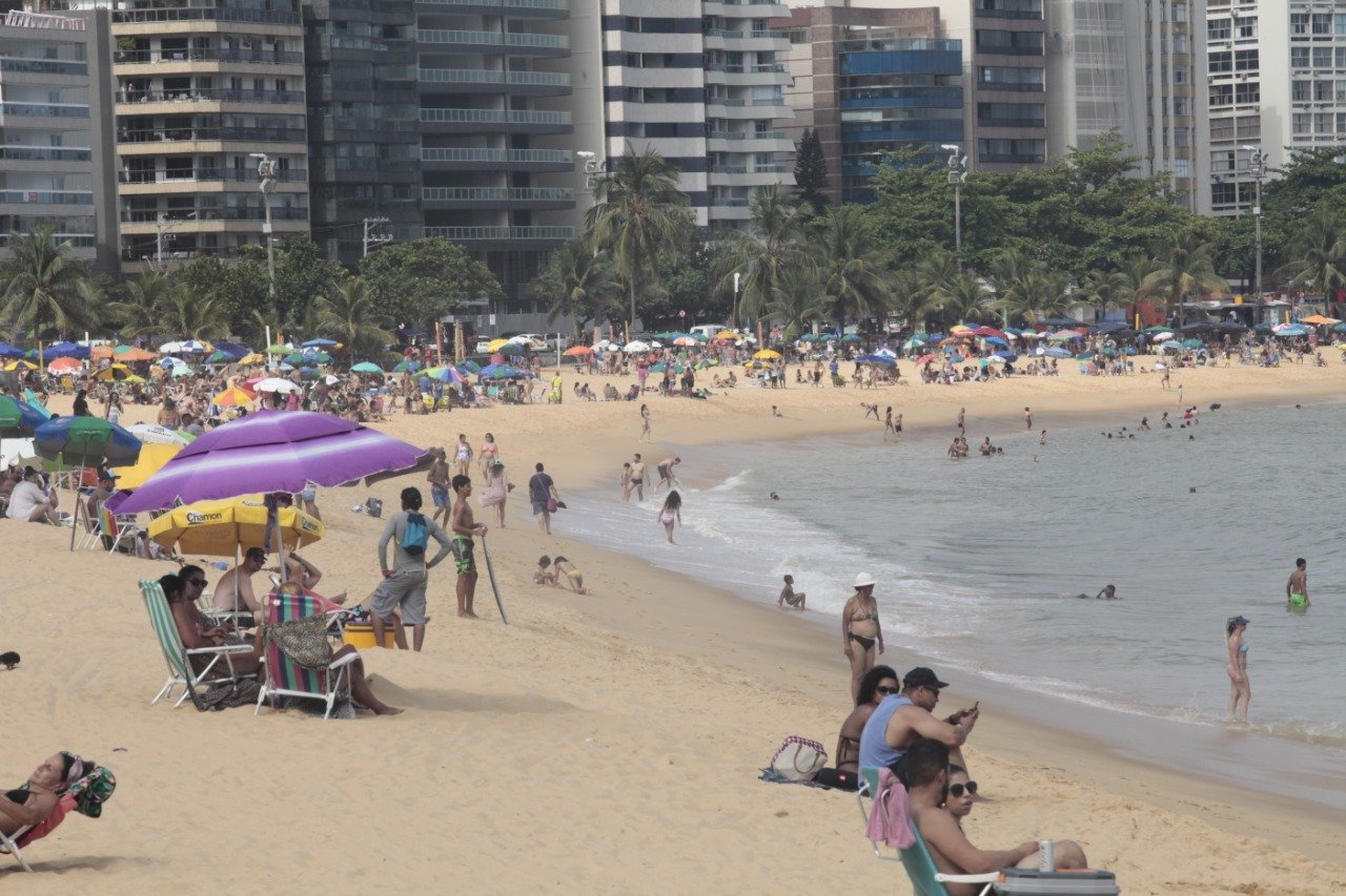 Praia da Costa, em Vila Velha, no dia em que ES atinge a marca de 4.385 óbitos pelo novo coronavírus
