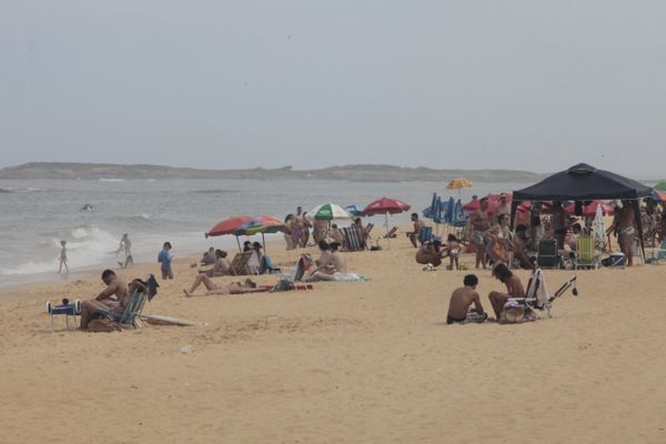 Praia de Itapoã, em Vila Velha, no dia em que ES atinge a marca de 4.385 óbitos pelo novo coronavírus por Carlos Alberto Silva
