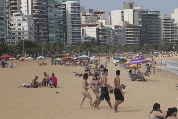 Praia de Itapoã, em Vila Velha, no dia em que ES atinge a marca de 4.385 óbitos pelo novo coronavírus por Carlos Alberto Silva